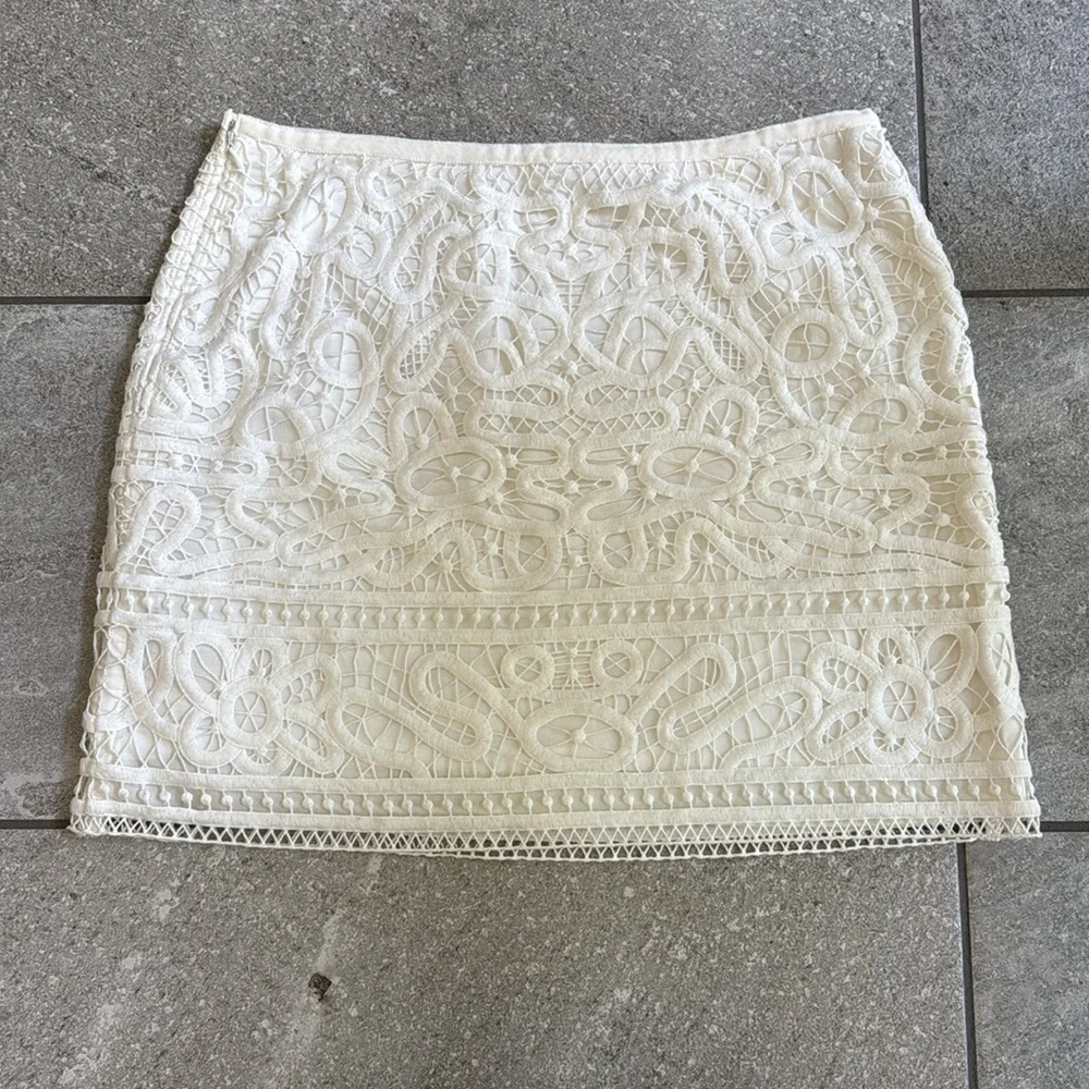 Club Monaco Elegant White/Cream Lace Skirt, Size 8